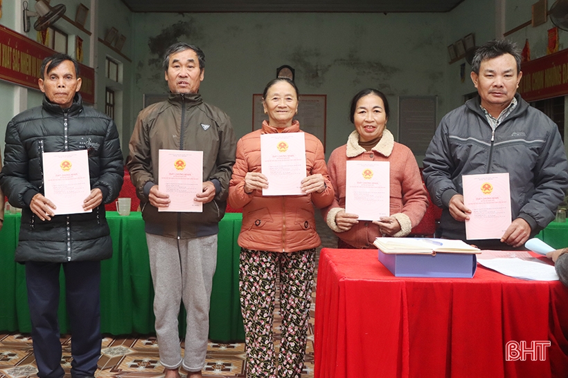 Los primeros hogares de Ha Tinh recibieron libros rojos después de la conversión de tierras.