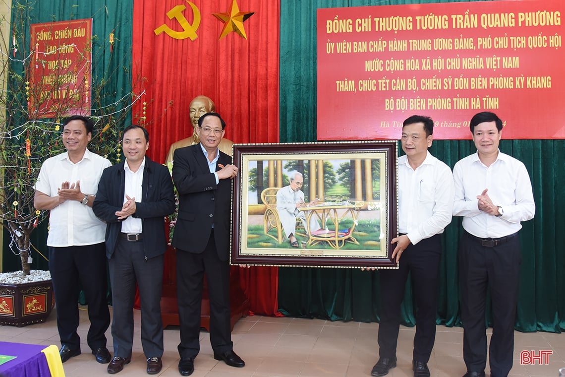 Vice Chairman of the National Assembly wishes a happy new year to people, officers and soldiers in Ha Tinh