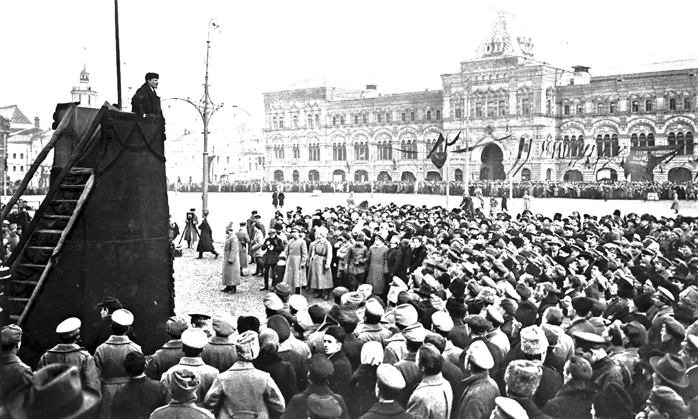 W.I. Lenin hält eine Rede auf dem Roten Platz in Moskau (Russland) während der Feierlichkeiten zum ersten Jahrestag der erfolgreichen Oktoberrevolution in Russland am 7. November 1918. Foto: VNA