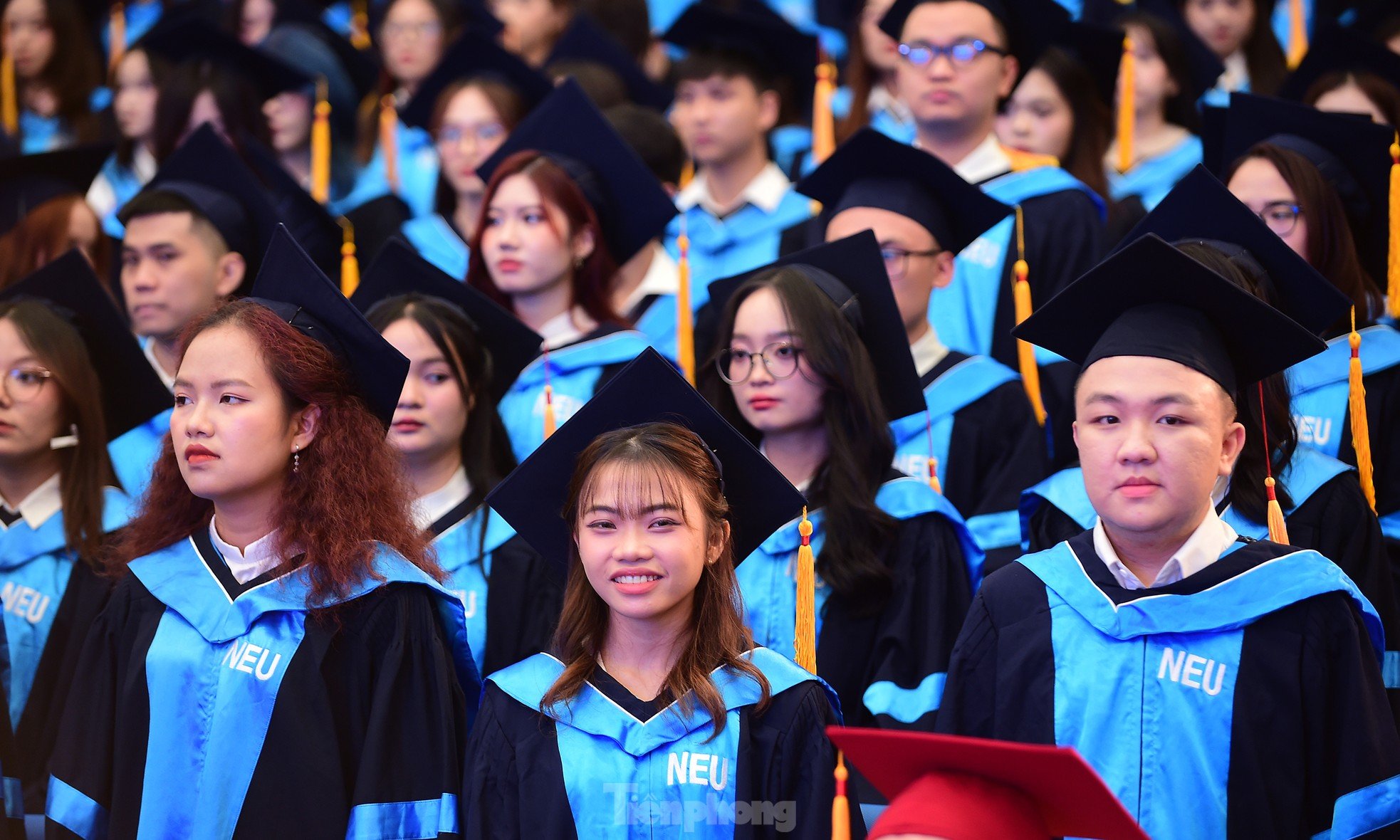 Quatre étudiants en économie nationale ont terminé leur programme d'études plus tôt que prévu, obtenant leur diplôme avec des notes parfaites. Photo 5