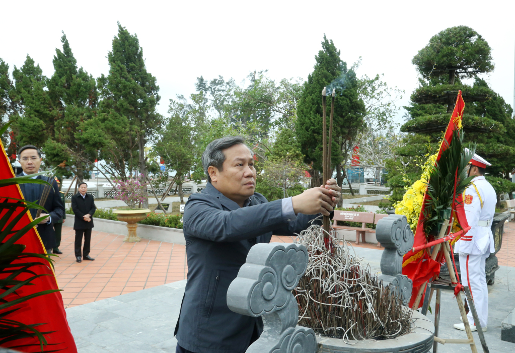 เลขาธิการพรรคประจำจังหวัดถวายธูปเทียนที่อนุสรณ์สถานแห่งชาติโฮจิมินห์ บนเกาะโกโต