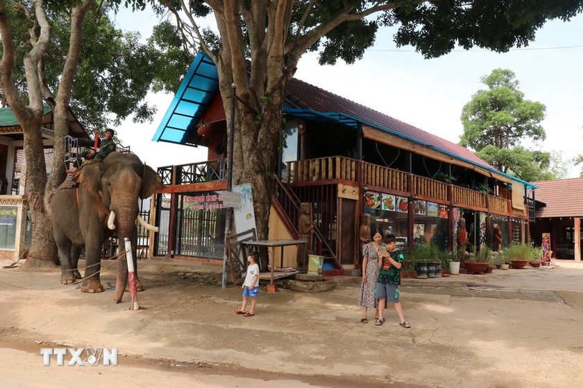 Hồ Lắk không chỉ có giá trị về thủy lợi, thủy sản mà còn có tiềm năng rất lớn về du lịch sinh thái, văn hóa. (Ảnh: Anh Dũng/TTXVN)