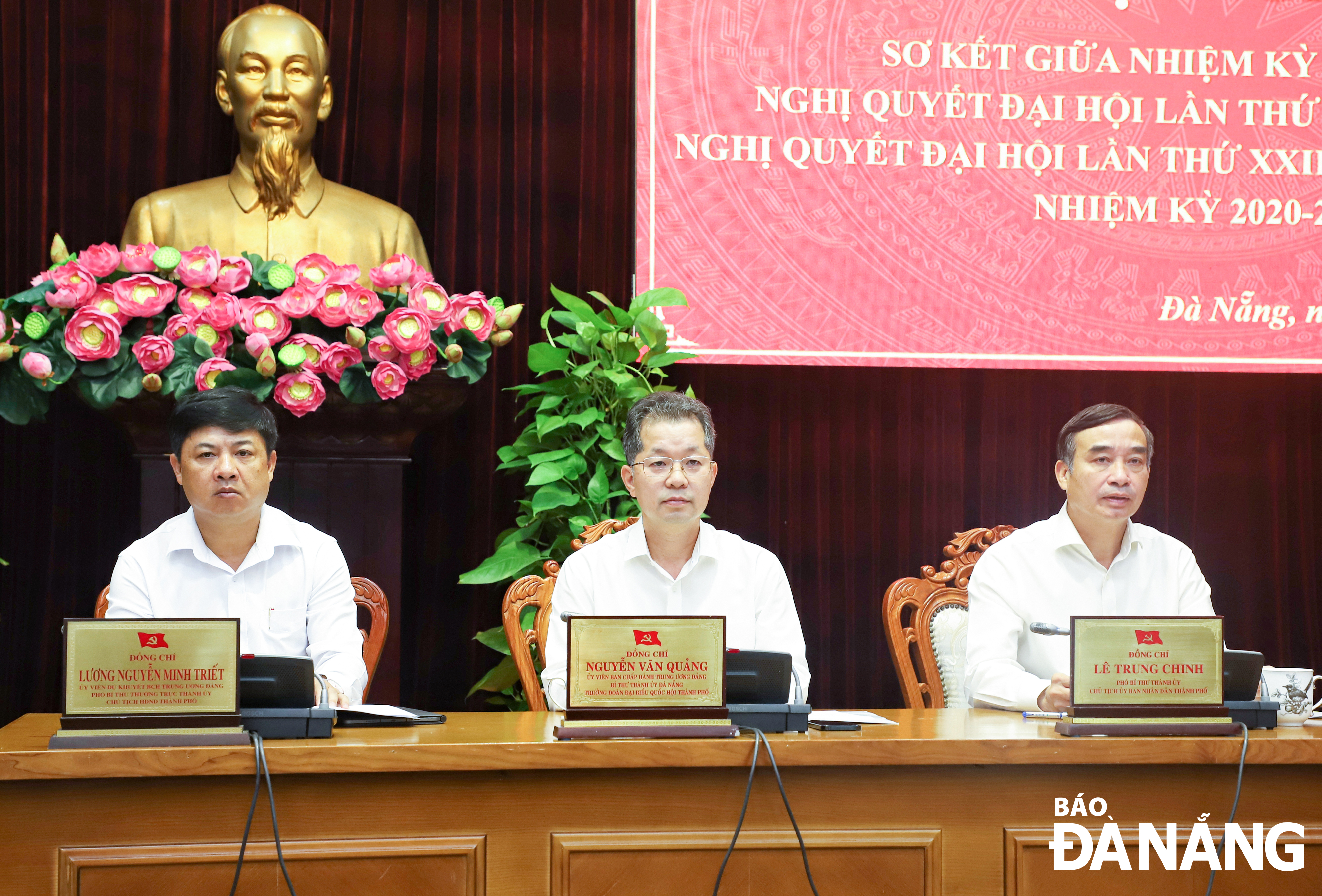 El secretario del Comité Municipal del Partido, Nguyen Van Quang (centro), el subsecretario permanente del Comité Municipal del Partido, Luong Nguyen Minh Triet (izquierda), y el presidente del Comité Popular Municipal, Le Trung Chinh (derecha), presidieron la conferencia. Foto: NGOC PHU