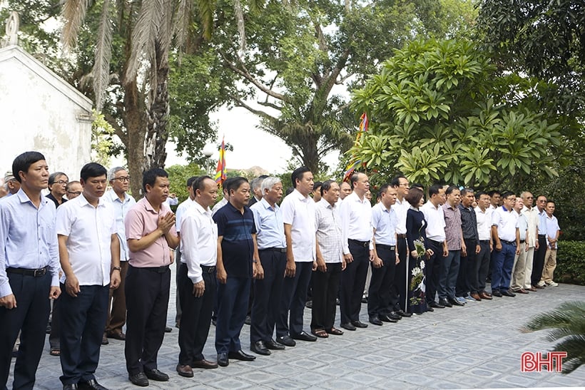 203e anniversaire de la mort du grand poète Nguyen Du