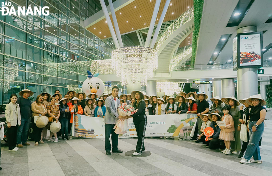 Representantes de Duy Nhat Indochina Travel Company (primera fila, izquierda) presentaron flores para dar la bienvenida a la delegación en el Aeropuerto Internacional de Da Nang.