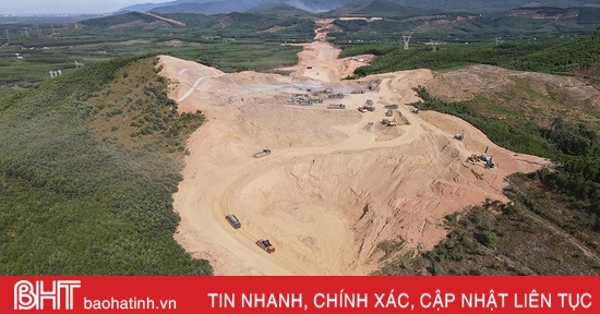 Ha Tinh met en œuvre efficacement le déblaiement du site pour le projet d'autoroute Nord-Sud.