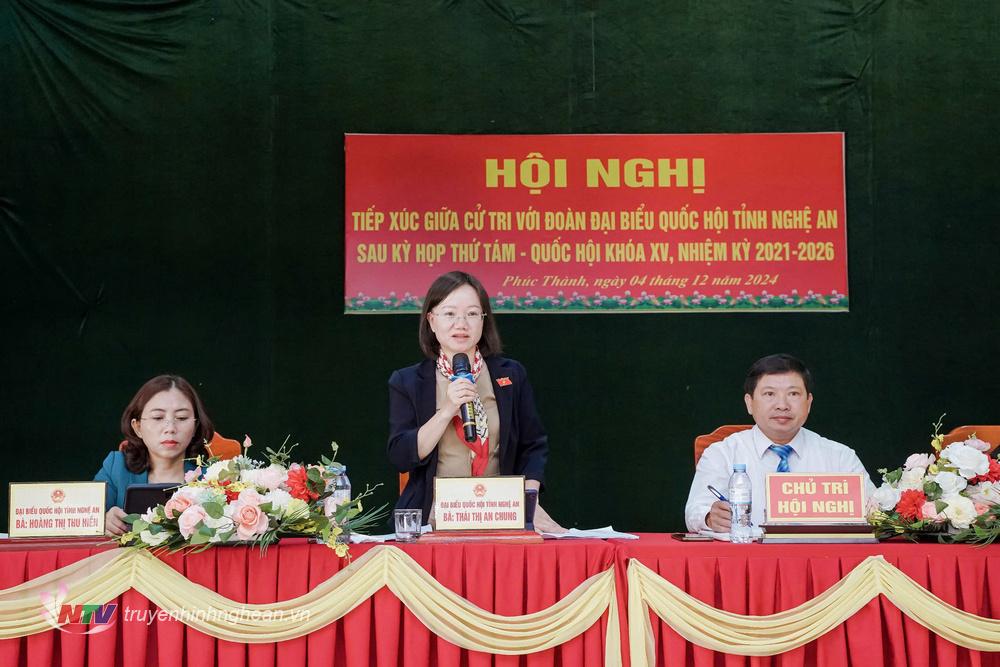 Bà Thái Thị An Chung - Phó Trưởng đoàn chuyên trách Đoàn đại biểu Quốc hội tỉnh trả lời các kiến nghị của cử tri.