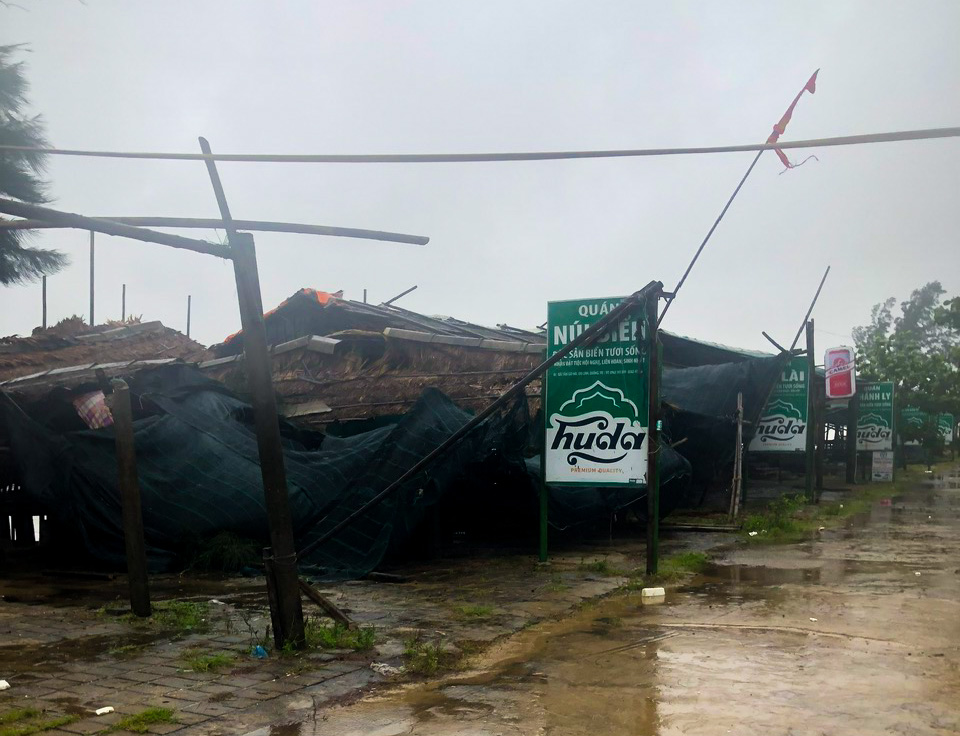 Muchas tiendas en la playa comunitaria de Gio Hai se derrumbaron y sus techos volaron.