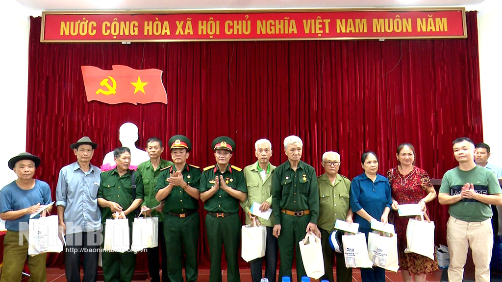 L'Association provinciale de soutien aux familles des martyrs offre de l'encens et offre des cadeaux dans le district de Vi Xuyen, province de Ha Giang.