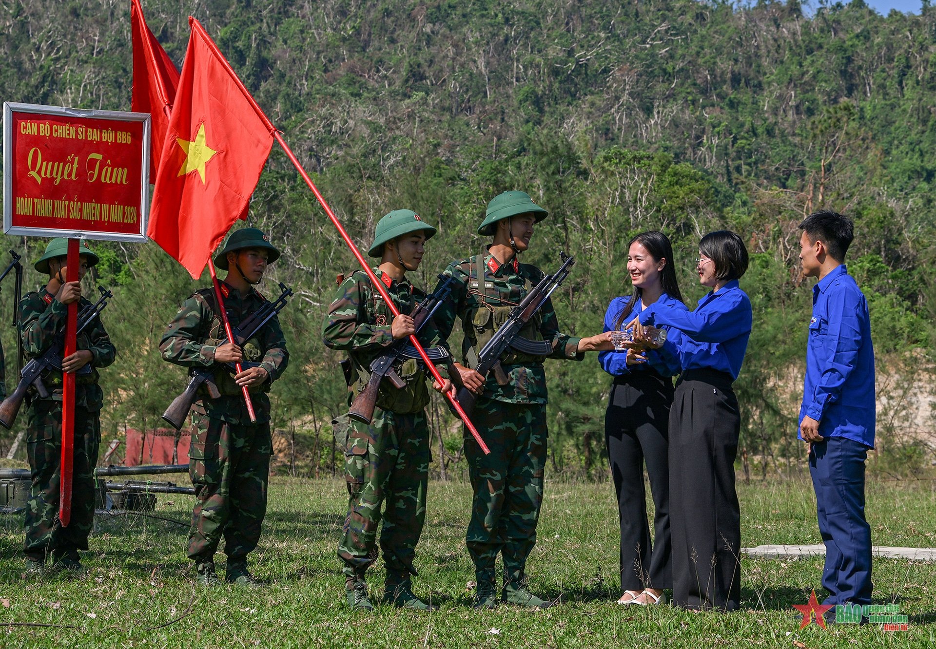 Sao vàng lấp lánh trên biển xanh