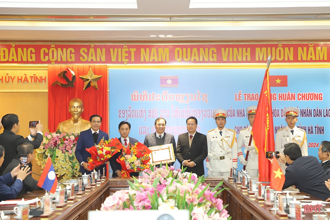 Remise de la Médaille du Travail de Première Classe de l'État du Laos à la province de Ha Tinh