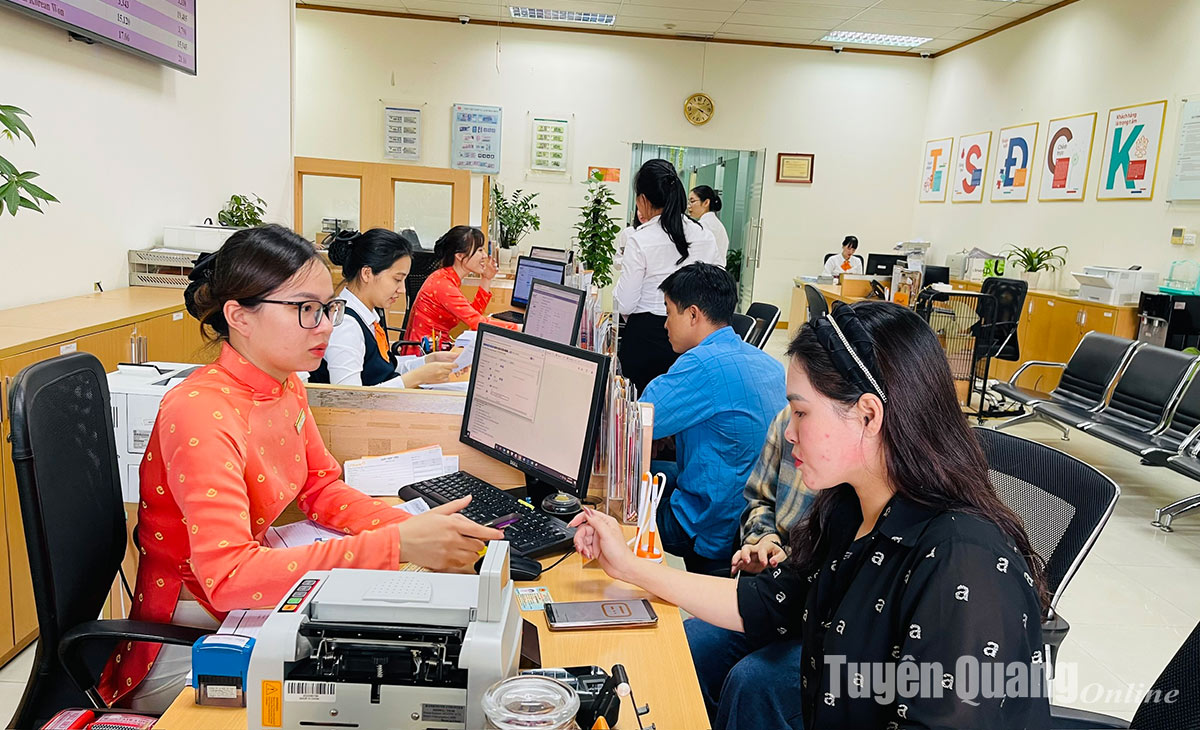 LPBank Tuyên Quang kịp thời hỗ trợ khách hàng sau bão, lũ