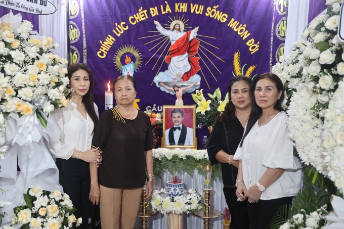 La actriz Ly Huong y dos hermanas de la familia visitaron a Duc Tien.