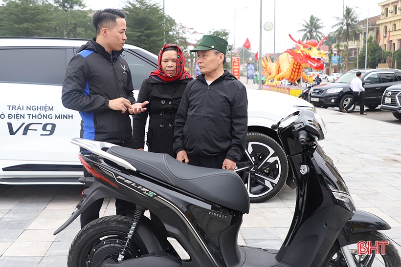 VinFast electric cars attract the attention of Ha Tinh people