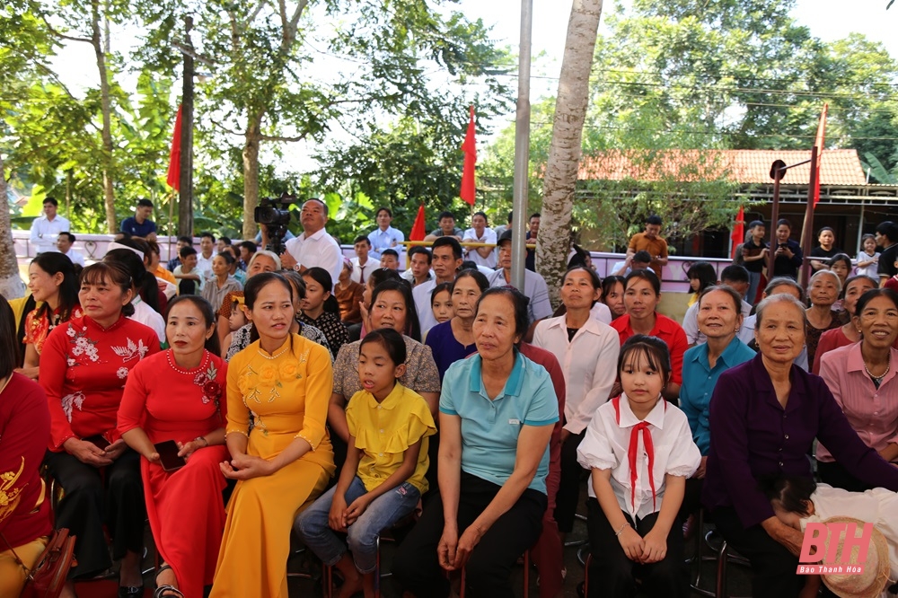 Phó Bí thư Thường trực Tỉnh ủy Lại Thế Nguyên dự Ngày hội Đại đoàn kết toàn dân tộc tại thôn Hùng Tiến