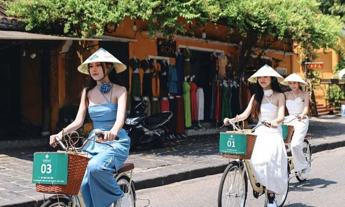 นักท่องเที่ยวปั่นจักรยานไปชมเมืองโบราณฮอยอัน ภาพถ่าย: emeraldhoianriversideresort