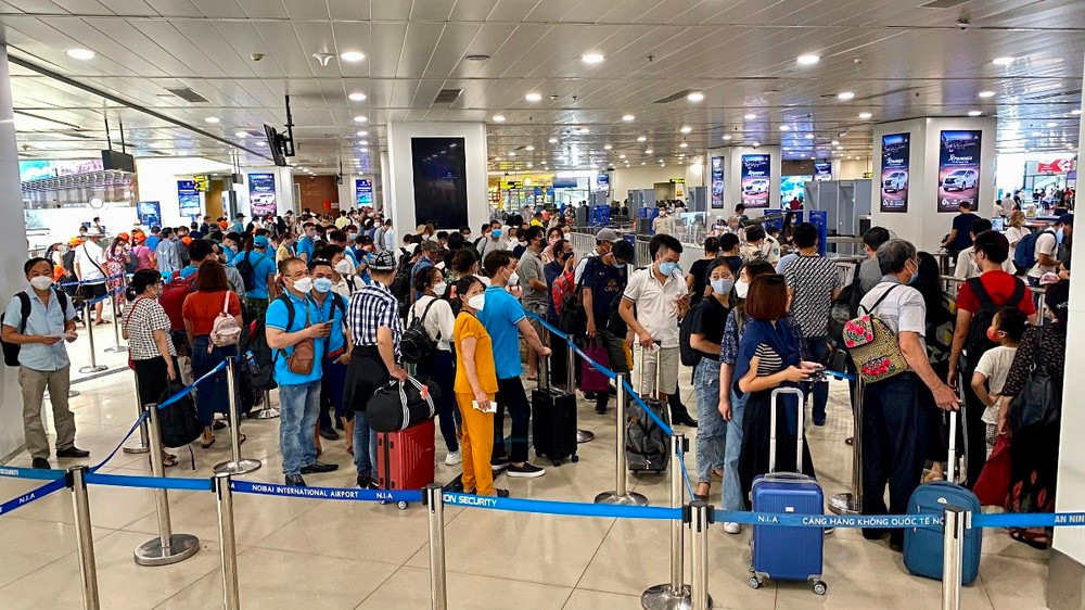 Passagiere checken am internationalen Flughafen Noi Bai für Flüge ein. (Foto: PV/Vietnam+)