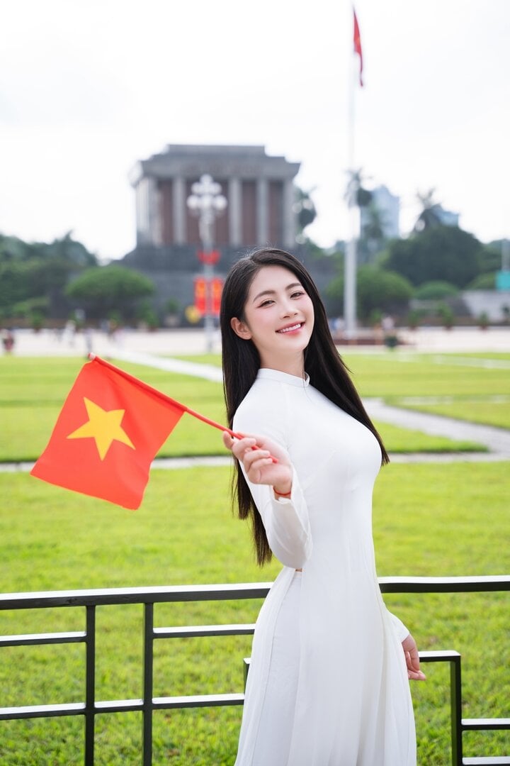 Nong Thi Hang was born in 2002, from Tuyen Quang, currently a 4th year student at the University of Commerce. She is known to many young people as an actress, model, etc. She participated in the comedy 