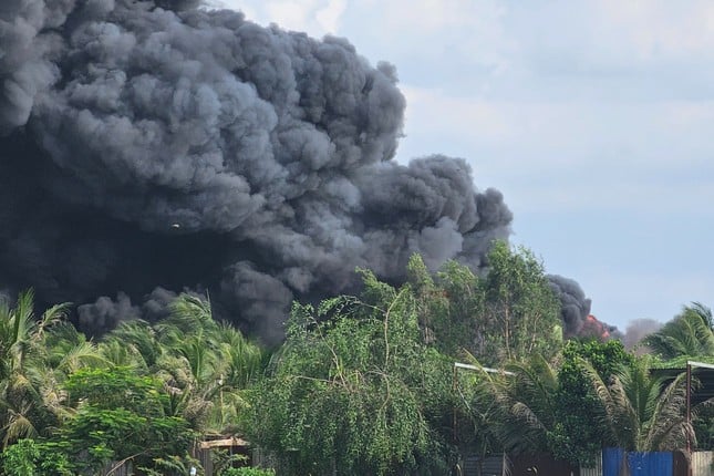 Feuer verschlingt Schaumfabrik mit mehr als 1.000 m2 in Ho-Chi-Minh-Stadt, Foto 2