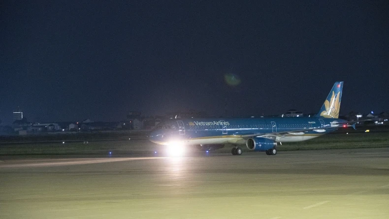Le vol inaugural, codé VN923, a décollé de l'aéroport international de Noi Bai à 17h10 le 27 octobre et a atterri à l'aéroport international de Phnom Penh à 19h05 le même jour. Le vol direct a duré seulement 1 heure et 55 minutes. (Photo : Nguyen Hiep)