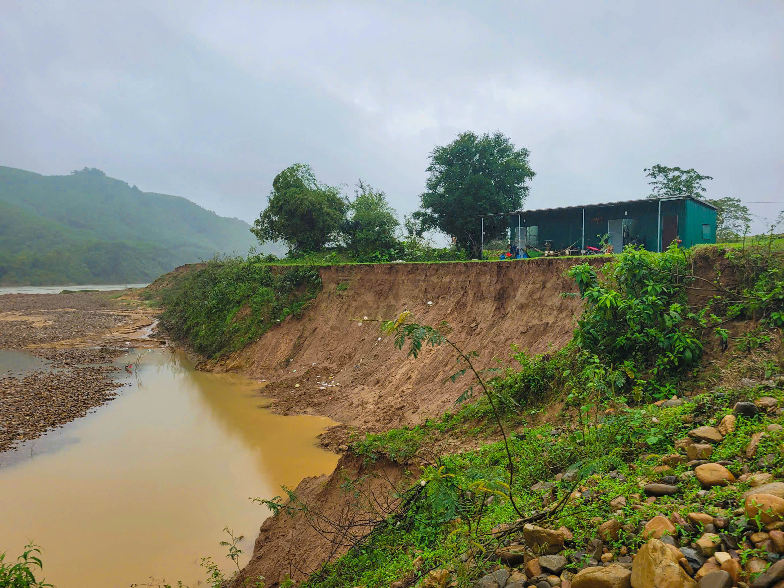 Les glissements de terrain sur les rives des rivières Dakrong et Ba Long créent un sentiment d'insécurité chez les habitants