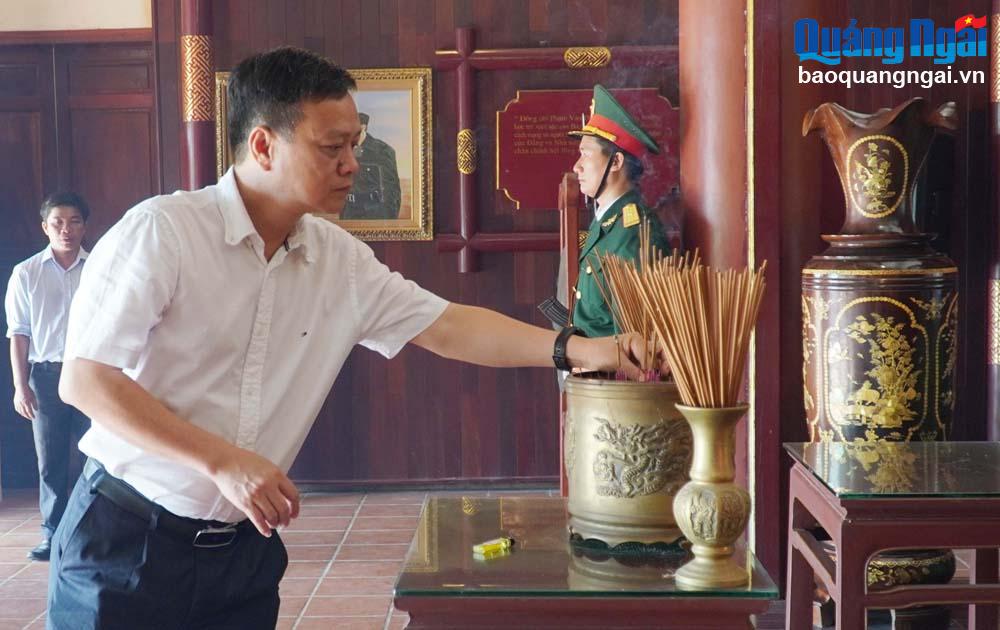 Doan Hong Ngoc, Leiter der Abteilung für lokale Angelegenheiten II des Zentralkomitees für innere Angelegenheiten, bietet dem verstorbenen Premierminister Pham Van Dong Weihrauch an.