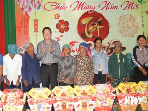 Comrade Nguyen Long Bien, member of the Provincial Party Committee, Vice Chairman of the Provincial People's Committee visited and wished a happy new year to the cadres and people of Phuoc Tien and Phuoc Tan communes.