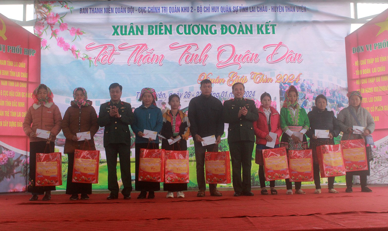 Đại tá Khổng Đình Tám - Chủ nhiệm Chính trị Quân khu 2; Đại tá Trần Hữu Dũng - Phó trưởng Ban Thanh niên Quân đội Nhân dân Việt Nam tặng quà cho các hộ gia đình xã Tà Mung.