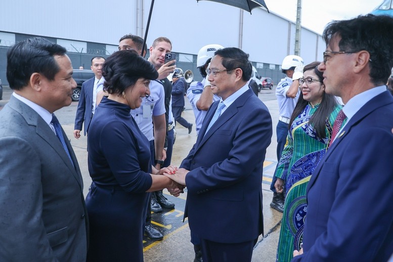 Vertreter des brasilianischen Außenministeriums begrüßten Premierminister Pham Minh Chinh und seine Frau sowie die vietnamesische Delegation am Militärflughafen Galeao – Foto: VGP/Nhat Bac