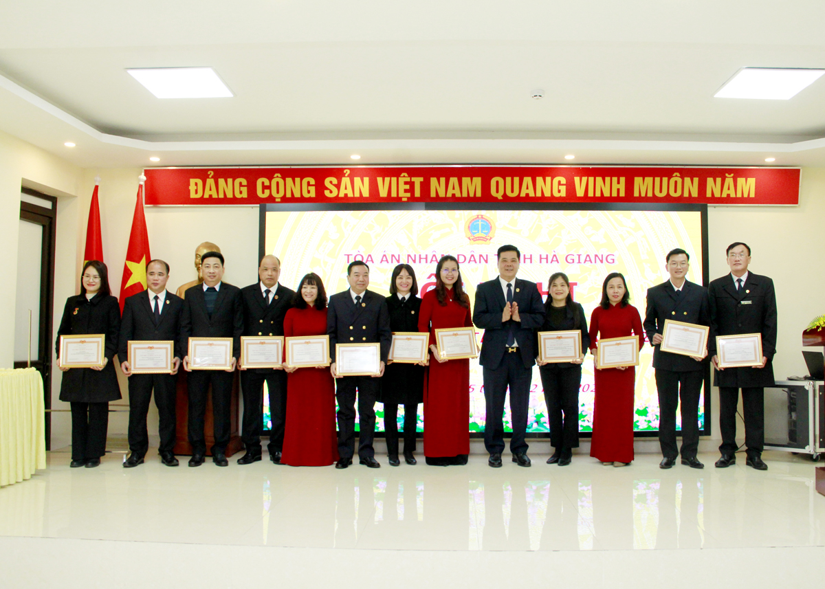 Lãnh đạo TAND tỉnh trao danh hiệu Tập thể Lao động xuất sắc cho các tập thể.
