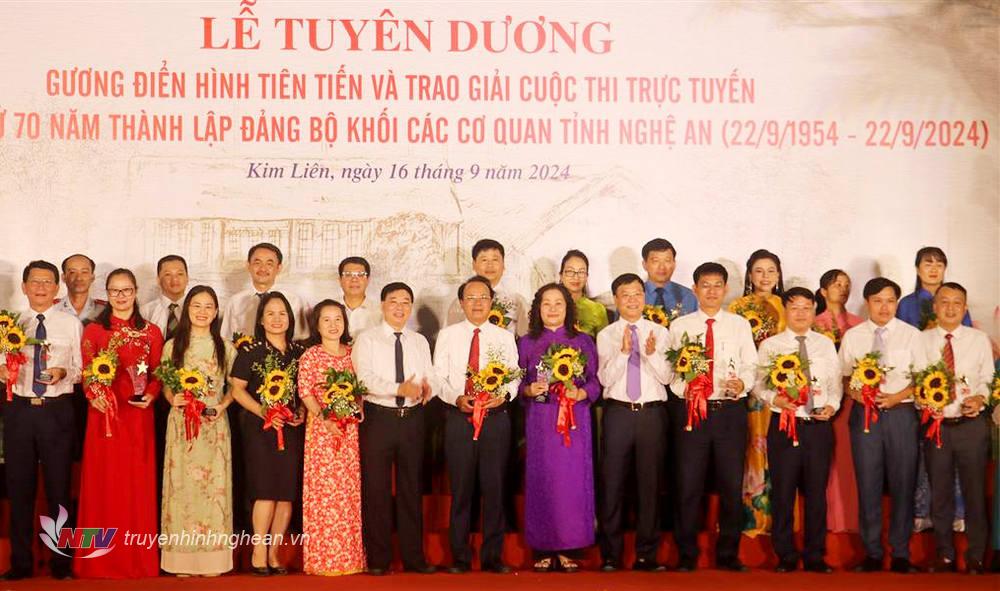 Le secrétaire adjoint permanent du Comité provincial du Parti, Nguyen Van Thong, et le secrétaire du Comité provincial du Parti du Bloc des agences provinciales, Pham Tuan Vinh, ont offert des fleurs à des individus typiques dans le cadre de mouvements d'émulation.