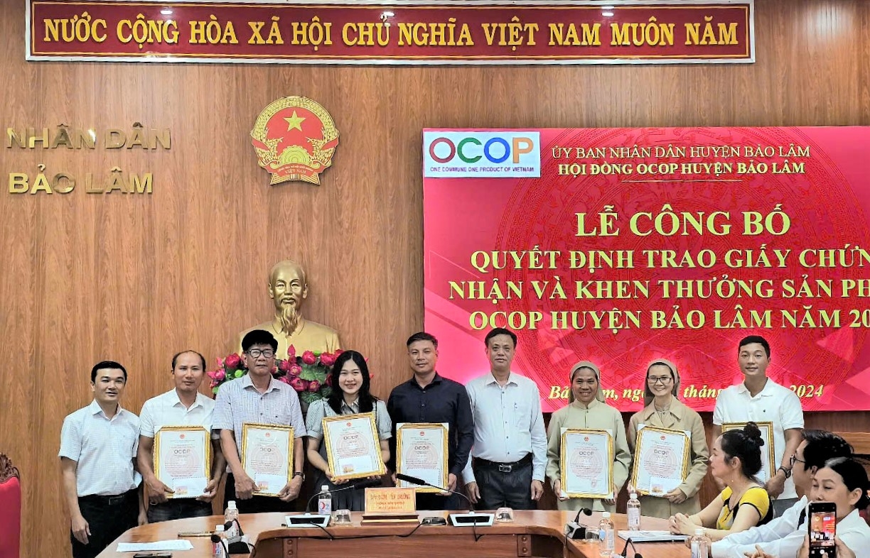 Die Bezirksleiter von Bao Lam verliehen den Probanden 3-Sterne-OCOP-Produktzertifikate.