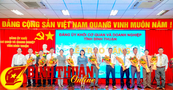 Lễ trao tặng Huy hiệu 30, 40 năm tuổi Đảng