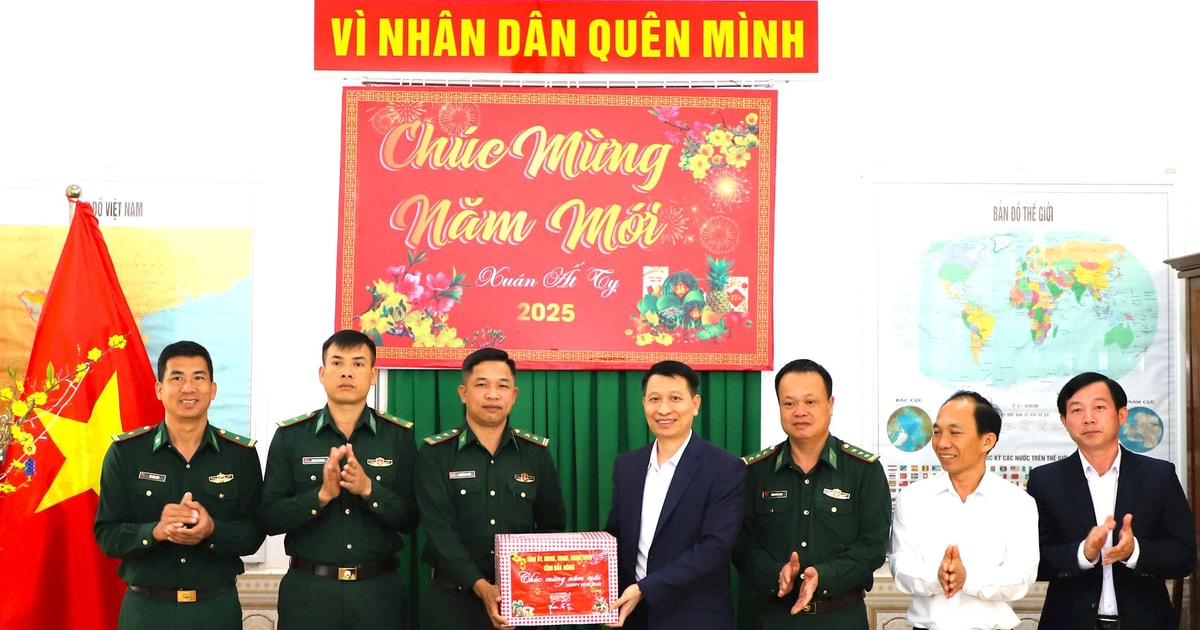 គណៈប្រតិភូខេត្តបានអបអរសាទរចំពោះឆ្មាំព្រំដែននៅតេត។