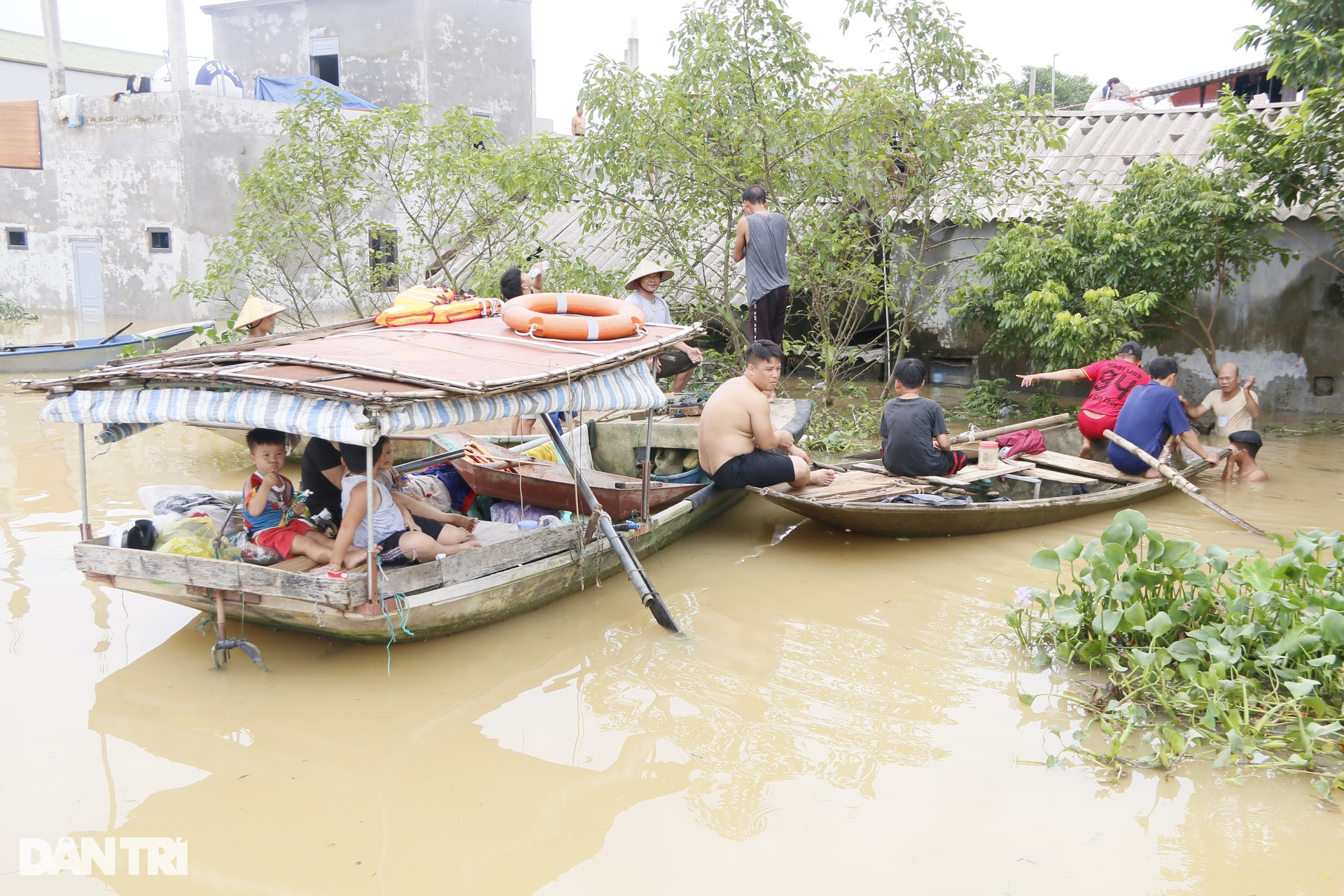 Cảnh sống trên thuyền, ngủ mái nhà ở rốn lũ sông Hoàng Long - 9