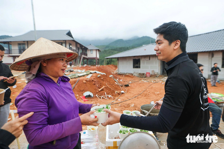 Phở yêu thương đến với Làng Nủ: Bưng lên tô phở, bà con ấm áp - Ảnh 7.