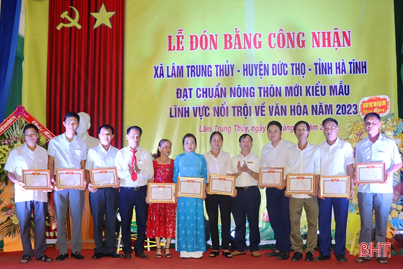 Lâm Trung Thủy đón bằng công nhận xã đạt chuẩn nông thôn mới kiểu mẫu