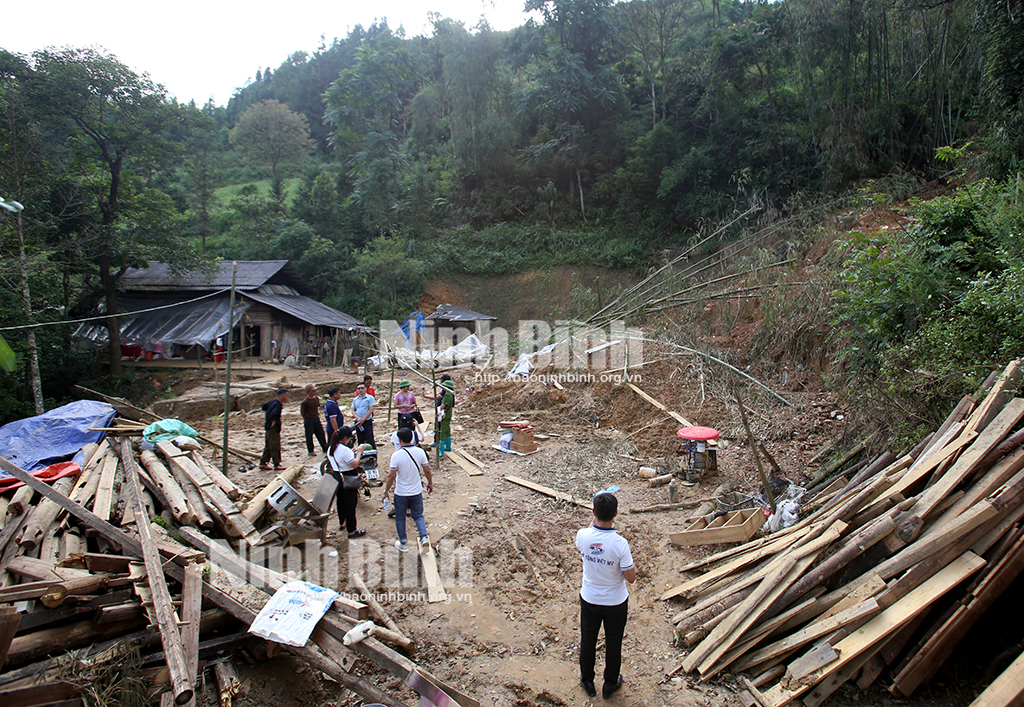 Un groupe de volontaires de la province de Ninh Binh a visité et offert des cadeaux pour soutenir les victimes des inondations dans le district de Bac Ha, à Lao Cai