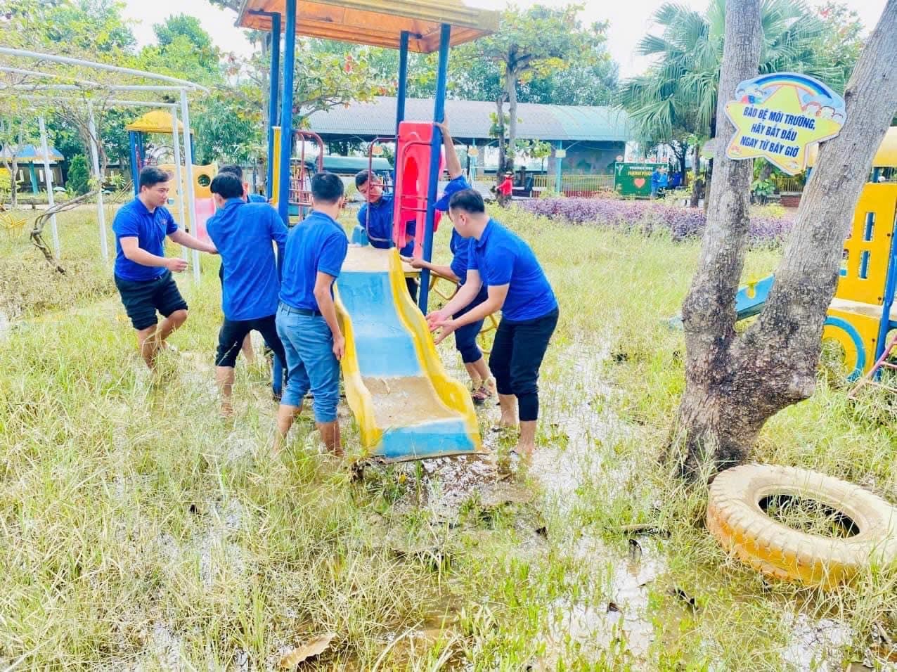 មជ្ឈមណ្ឌលទឹកជំនន់ ខេត្ត Quang Binh លិចក្នុងភក់ រូបថត ១២