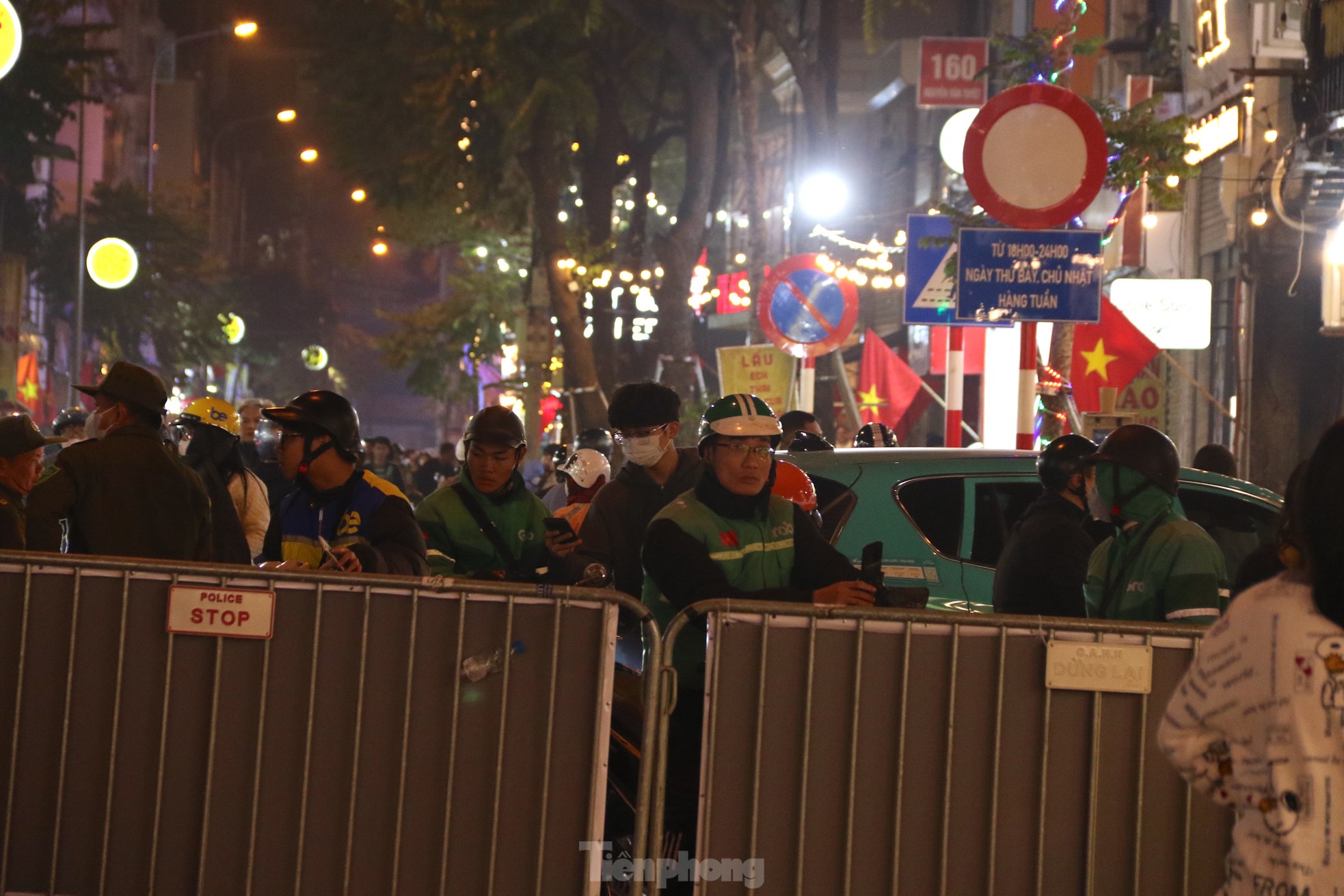 Chaos in der neu eröffneten Food Street in Hanoi Foto 10