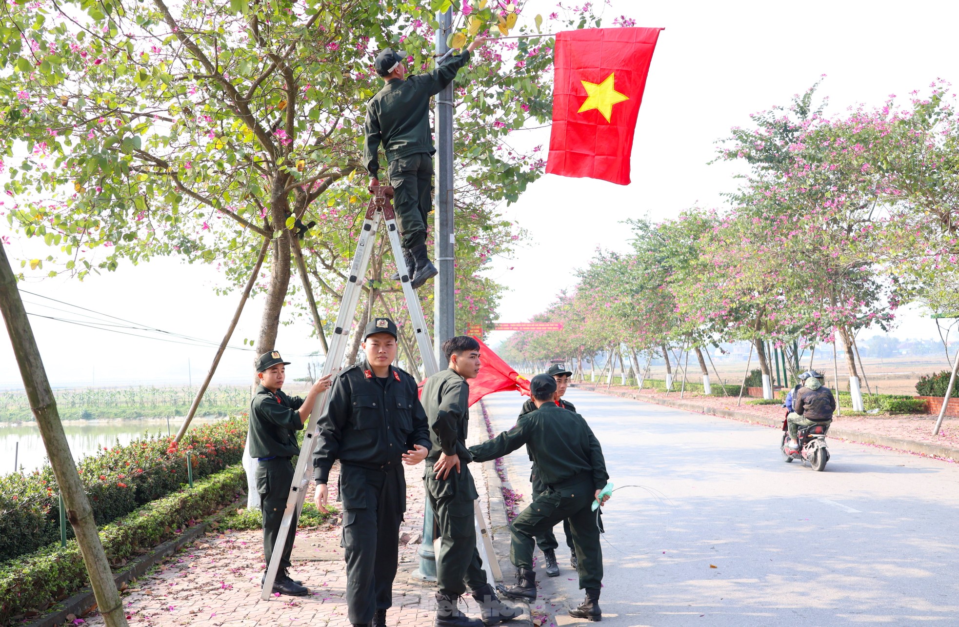 Tuổi trẻ cảnh sát cơ động dựng đường cờ Tổ quốc trên quê hương Bác ảnh 17