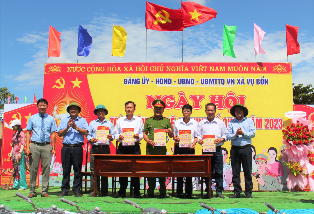 Đại diện các thôn, buôn, trường học trên địa bàn xã Vụ Bổn ký kết giao ước thi đua phòng, chống tội phạm và hưởng ứng phong trào Toàn dân bảo vệ An ninh Tổ quốc.