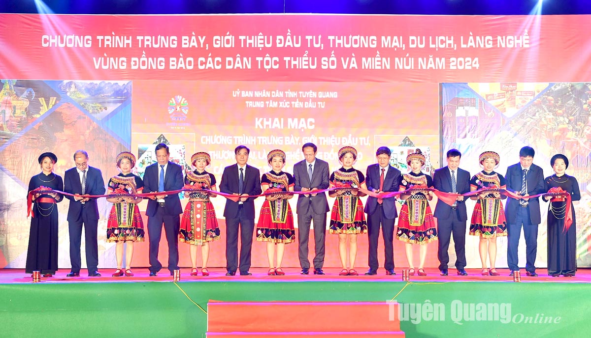 Khai mạc Chương trình trưng bày, giới thiệu đầu tư, thương mại, du lịch, làng nghề vùng đồng bào các dân tộc thiểu số và miền núi tại Sơn Dương