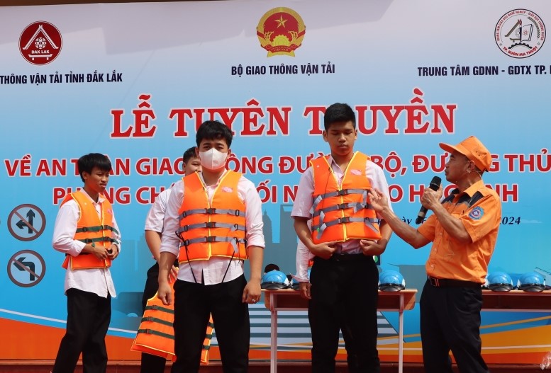 Tuyên truyền an toàn giao thông đường bộ, đường thủy cho giáo viên, học sinh