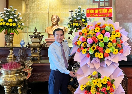 Herr Le Thanh Hien, Vorsitzender des Provinzbauernverbandes, überreichte Premierminister Vo Van Kiet respektvoll Blumen.    