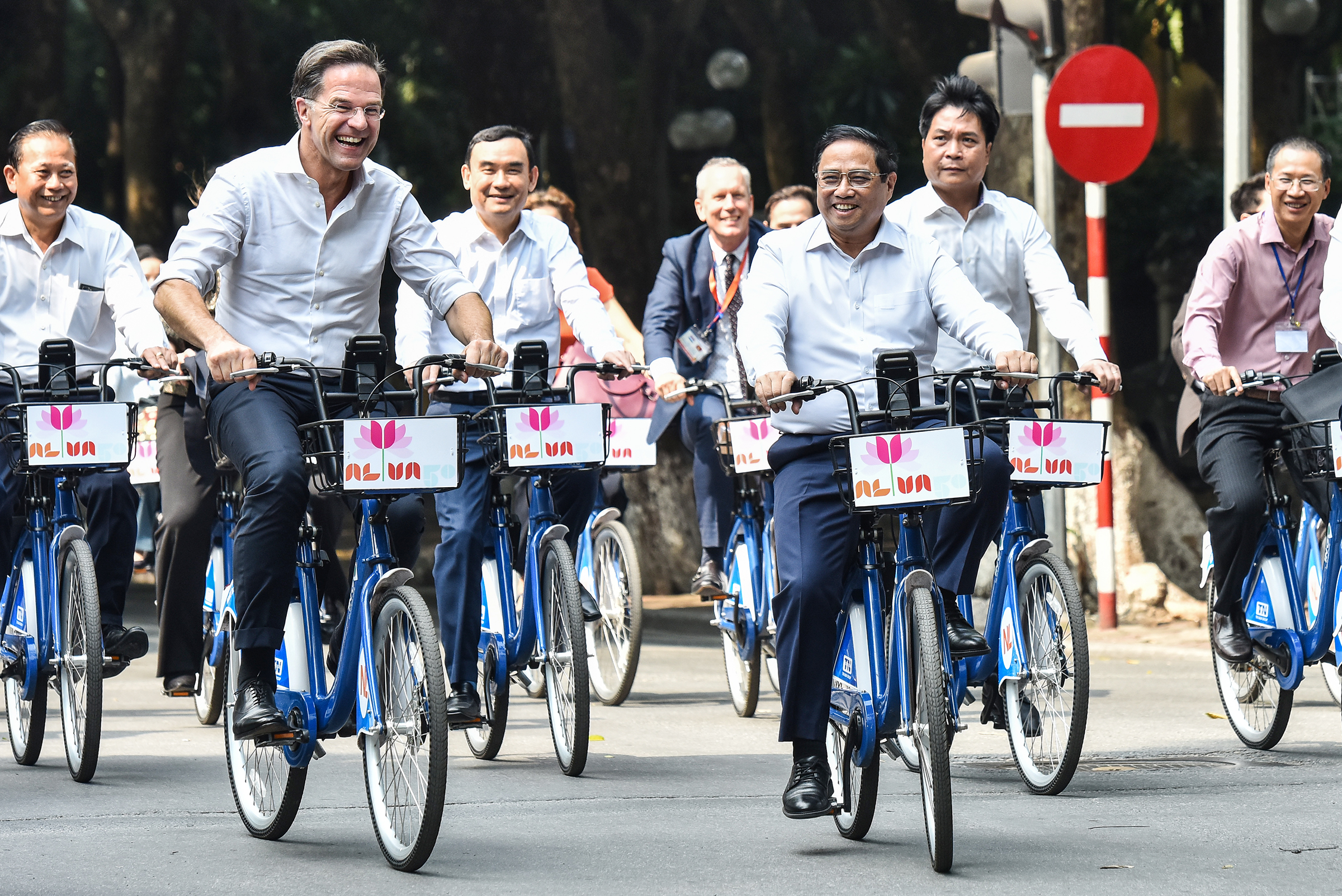 Les Premiers ministres du Vietnam et des Pays-Bas parcourent les rues d'Hanoï à vélo.