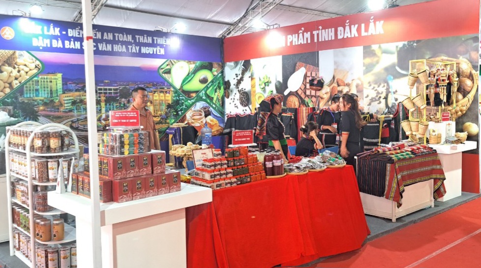 Stand présentant les produits OCOP, produits typiques de la province de Dak Lak lors de la Conférence sur la connexion offre-demande entre Ho Chi Minh-Ville et Dak Lak. Ho Chi Minh-Ville et ses provinces et villes en 2023.