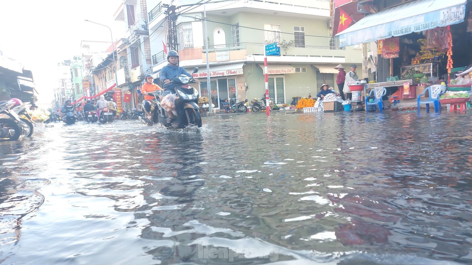 Hình ảnh ‘khác lạ’ tại khu vực chợ lớn giáp sông Sài Gòn ở Bình Dương ảnh 3