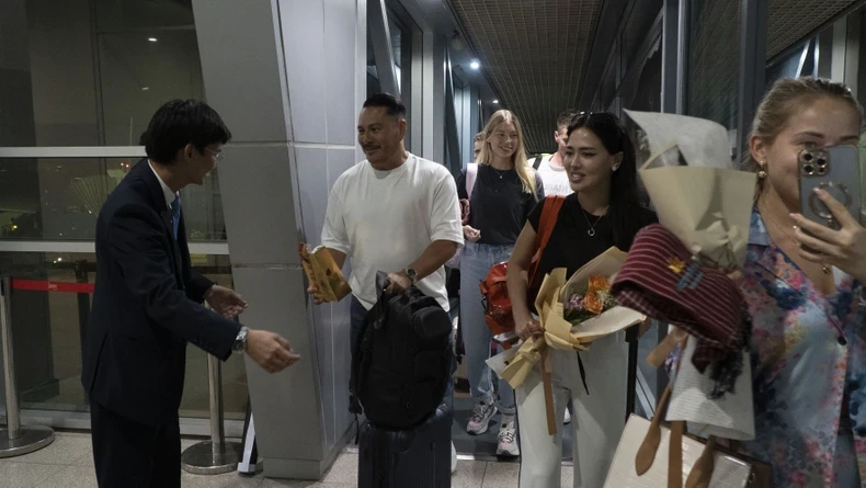 107 passagers d'un vol direct de Vietnam Airlines sont accueillis à leur arrivée à l'aéroport de Phnom Penh. (Photo : Nguyen Hiep)