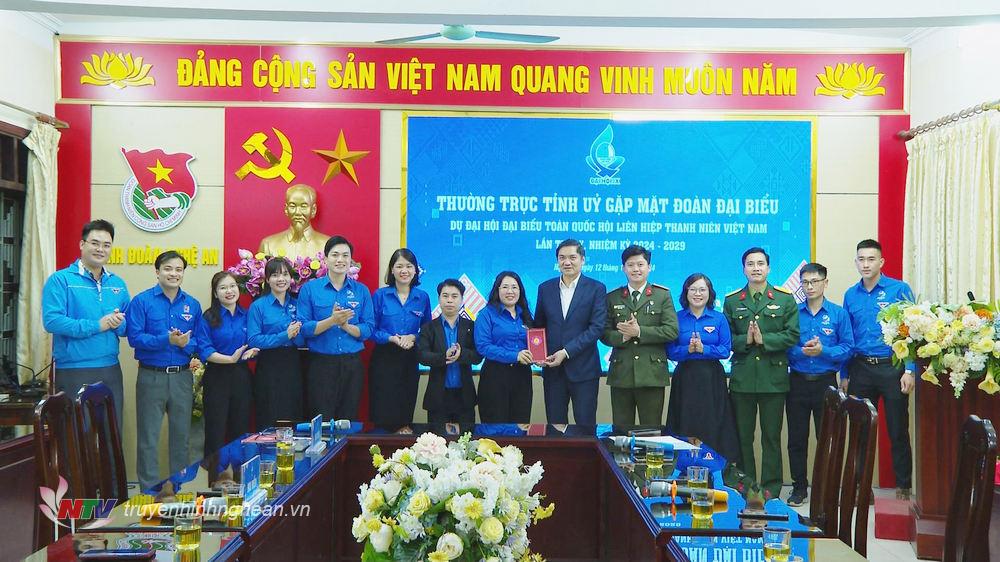 Đồng chí Hoàng Nghĩa Hiếu - Phó Bí thư Thường trực Tỉnh ủy, Chủ tịch Hội đồng Nhân dân tỉnh tặng quà động viên Đoàn đại biểu dự Đại hội đại biểu toàn quốc Hội Liên hiệp Thanh niên Việt Nam lần thứ IX, nhiệm kỳ 2024 - 2029. 